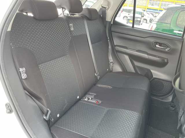 トヨタ ライズ G 道北・旭川 2019(令1)年 5.3万km シャイニングホワイトパール /4WD//寒冷地仕様//純正ナビ/CD/DVD/BT/SD/フルセグ//バックカメラ//禁煙車//クリアランスソナー//衝突軽減ブレーキ//横滑り防止//アイドリングストップ//BSM//RCTA//ETC//オートライト//オートマチックハイビーム//レーンキープアシスト//LEDヘッドライト//フォグランプ//純正AW付夏タイヤ積込//純正フロアマット//ドアバイザー//保証書