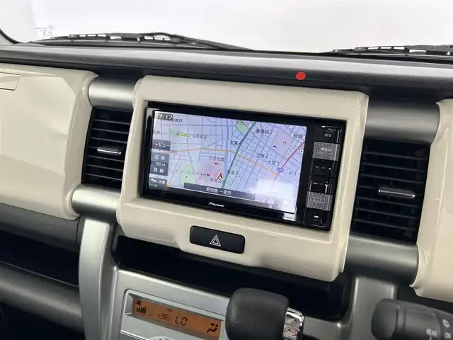 スズキ ハスラー J 愛知県 2019(令1)年 0.7万km ピュアホワイトパール/ブラック2トーン 純正７型SDナビ/（CD/DVD/SD/フルセグTV）/全方位カメラ/前席シートヒーター/衝突軽減システム/レーンキープアシスト/アイドリングストップ/純正HIDヘッドライト/純正１５インチAW/純正フロアマット