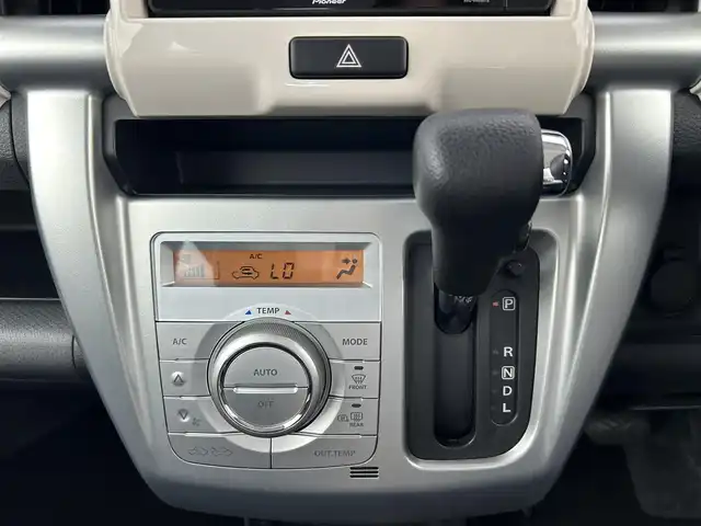 スズキ ハスラー J 愛知県 2019(令1)年 0.7万km ピュアホワイトパール/ブラック2トーン 純正７型SDナビ/（CD/DVD/SD/フルセグTV）/全方位カメラ/前席シートヒーター/衝突軽減システム/レーンキープアシスト/アイドリングストップ/純正HIDヘッドライト/純正１５インチAW/純正フロアマット
