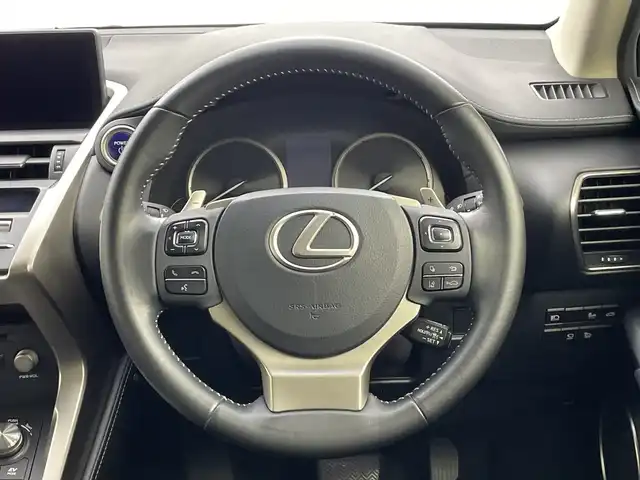 レクサス ＮＸ 300h 新潟県 2018(平30)年 8.5万km ソニッククォーツ 純正メモリナビ/　フルセグTV/Bluetooth/CD/DVD/USB/レーダークルーズコントロール/ブラインドスポットモニター/衝突被害軽減ブレーキ/レーンキープアシスト/前後コーナーセンサー/パワーバックドア/前席パワーシート/ドライブレコーダー【CSD-570FH】/バックモニター/ビルトインETC2.0/パドルシフト/オートマチックハイビーム/LEDヘッドライト/オートライト/横滑り防止装置/レザーステアリング/ステアリングスイッチ/禁煙車