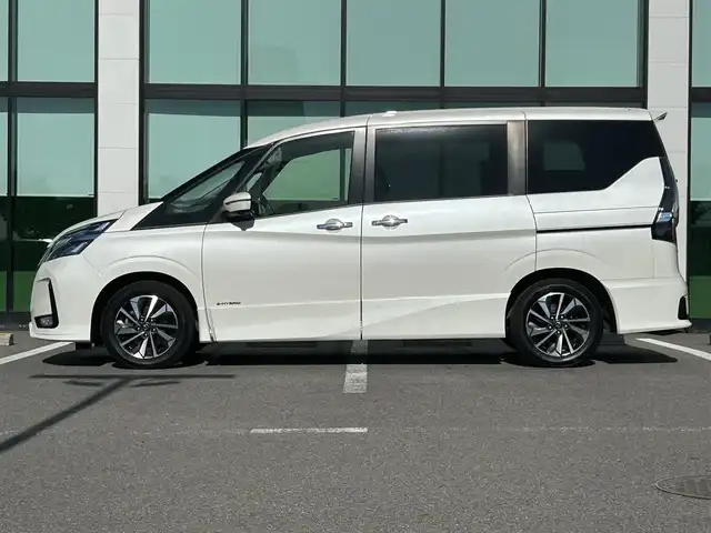 日産 セレナ ハイウェイスター V 和歌山県 2022(令4)年 4.8万km ブリリアントホワイトパール 純正7インチナビ/フルセグTV/Bluetooth/CD/DVD/全周囲カメラ/ETC/セーフティパックA/プロパイロット/両側パワースライドドア/左側ハンズフリースライド/フリップダウンモニター/デジタルインナーミラー/ステアリングスイッチ/コーナーセンサー/LEDヘッドライト/フォグランプ/オートライト/オートハイビーム/シートバックテーブル/リアドアロールサンシェード/純正16インチAW/プッシュスタート/スマートキー