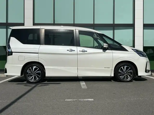 日産 セレナ ハイウェイスター V 和歌山県 2022(令4)年 4.8万km ブリリアントホワイトパール 純正7インチナビ/フルセグTV/Bluetooth/CD/DVD/全周囲カメラ/ETC/セーフティパックA/プロパイロット/両側パワースライドドア/左側ハンズフリースライド/フリップダウンモニター/デジタルインナーミラー/ステアリングスイッチ/コーナーセンサー/LEDヘッドライト/フォグランプ/オートライト/オートハイビーム/シートバックテーブル/リアドアロールサンシェード/純正16インチAW/プッシュスタート/スマートキー