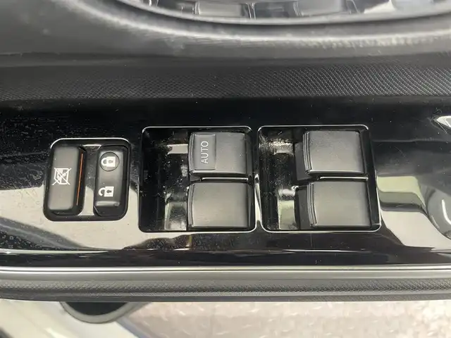 トヨタ アクア X－URBAN ソリッド 鹿児島県 2017(平29)年 7.6万km ライムホワイトパールクリスタルシャイン 禁煙車/7インチ純正ナビ/・Bluetooth/・ワンセグTV/トヨタセーフティセンスC/・プリクラッシュセーフティー/・レーンディパーチャーアラート/・オートマチックハイビーム/バックカメラ/横滑り防止装置/衝突被害軽減システム/オートライト/純正フロアマット/純正アルミホイール/ドアバイザー/ETC/ルーフレール/ハロゲンライト/フロントフォグライト