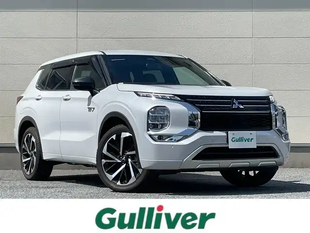 三菱 アウトランダー ＰＨＥＶ P 茨城県 2022(令4)年 0.8万km ホワイトダイヤモンド 純正ナビ/革巻きステアリング/マイパイロット/ステアリングスイッチ/LEDヘッドライト/ヘッドアップディスプレイ/BSM/革シート/シートヒーター/ランバーサポート/パワーシート/ワイヤレス充電/オートハイビーム/オートワイパー/パワーバックドア