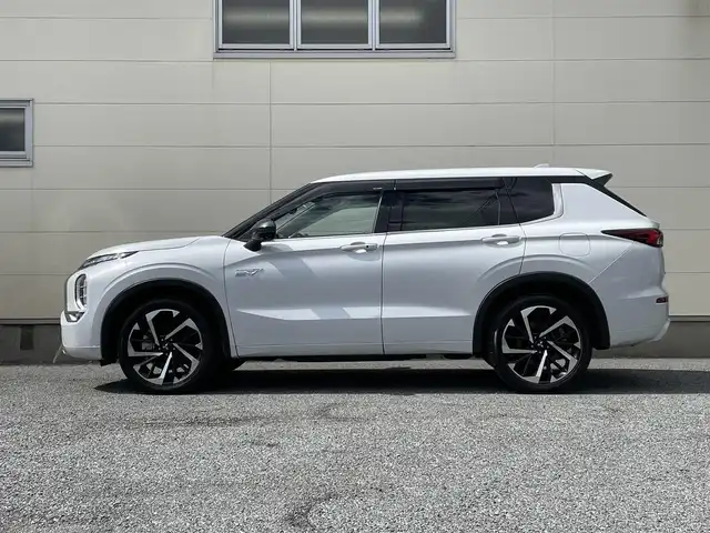 三菱 アウトランダー ＰＨＥＶ P 茨城県 2022(令4)年 0.8万km ホワイトダイヤモンド 純正ナビ/革巻きステアリング/マイパイロット/ステアリングスイッチ/LEDヘッドライト/ヘッドアップディスプレイ/BSM/革シート/シートヒーター/ランバーサポート/パワーシート/ワイヤレス充電/オートハイビーム/オートワイパー/パワーバックドア