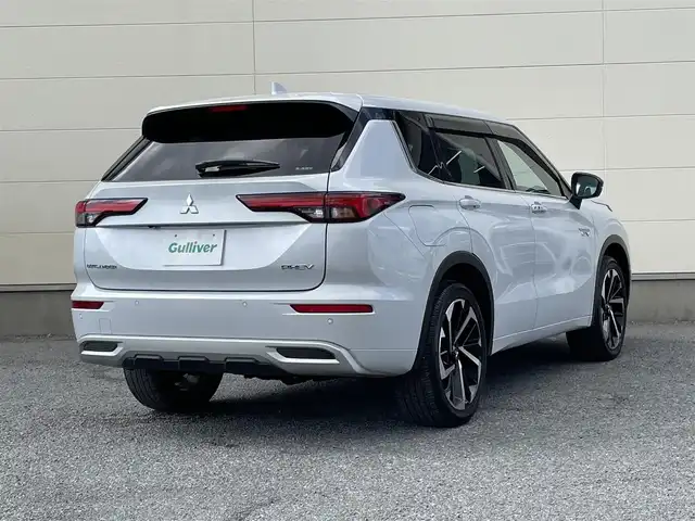 三菱 アウトランダー ＰＨＥＶ P 茨城県 2022(令4)年 0.8万km ホワイトダイヤモンド 純正ナビ/革巻きステアリング/マイパイロット/ステアリングスイッチ/LEDヘッドライト/ヘッドアップディスプレイ/BSM/革シート/シートヒーター/ランバーサポート/パワーシート/ワイヤレス充電/オートハイビーム/オートワイパー/パワーバックドア