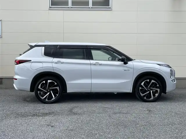 三菱 アウトランダー ＰＨＥＶ P 茨城県 2022(令4)年 0.8万km ホワイトダイヤモンド 純正ナビ/革巻きステアリング/マイパイロット/ステアリングスイッチ/LEDヘッドライト/ヘッドアップディスプレイ/BSM/革シート/シートヒーター/ランバーサポート/パワーシート/ワイヤレス充電/オートハイビーム/オートワイパー/パワーバックドア