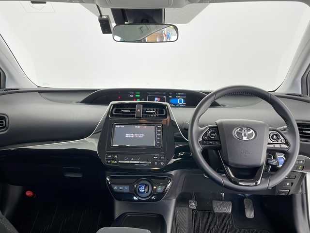 トヨタ プリウス S 長野県 2020(令2)年 7.7万km ホワイトパールクリスタルシャイン 4WD/純正SDナビ&ワンセグTV&VD&BT/アダプティブクルーズコントロール/レーンディパーチャーアラート/プリクラッシュセーフティ/オートマチックハイビーム/ふらつき警報/寒冷地仕様/フロントワイパーデアイサー/リアフォグランプ/ステアリングスイッチ/バックカメラ/ビルトインETC/LEDヘッドライト/オートライト/電動格納ミラー/ウィンカーミラー/ドアミラーヒーター/社外15インチAW装着/純正フロアマット/純正ドアバイザー/プッシュスタート/スマートキー/スペアキー1本/取扱説明書
