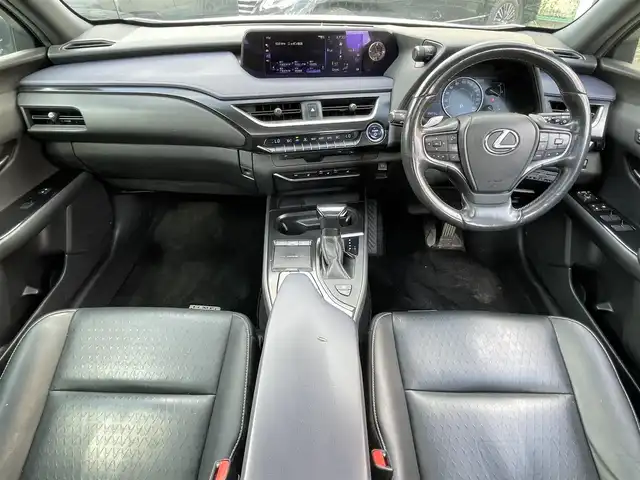 レクサス ＵＸ 250h アーバンエレガンス 東京都 2020(令2)年 8.5万km ソニッククォーツ サンルーフ/純正メモリナビ/CD/DVD/BT/USB/AUX/フルセグTV/・プリクラッシュセーフティ/・レーントレーシングアシスト/・レーダークルーズコントロール/パノラミックビューモニター/パワーバックドア/LEDオートライト/フォグランプ/運転席/助手席パワーシート/シートヒーター/純正18インチアルミホイール/コーナーセンサー/パドルシフト/ルーフレール/ステアリングヒーター/スマートキー/ビルトインETC2.0
