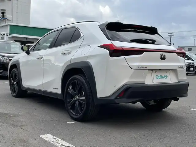 レクサス ＵＸ 250h アーバンエレガンス 東京都 2020(令2)年 8.5万km ソニッククォーツ サンルーフ/純正メモリナビ/CD/DVD/BT/USB/AUX/フルセグTV/・プリクラッシュセーフティ/・レーントレーシングアシスト/・レーダークルーズコントロール/パノラミックビューモニター/パワーバックドア/LEDオートライト/フォグランプ/運転席/助手席パワーシート/シートヒーター/純正18インチアルミホイール/コーナーセンサー/パドルシフト/ルーフレール/ステアリングヒーター/スマートキー/ビルトインETC2.0