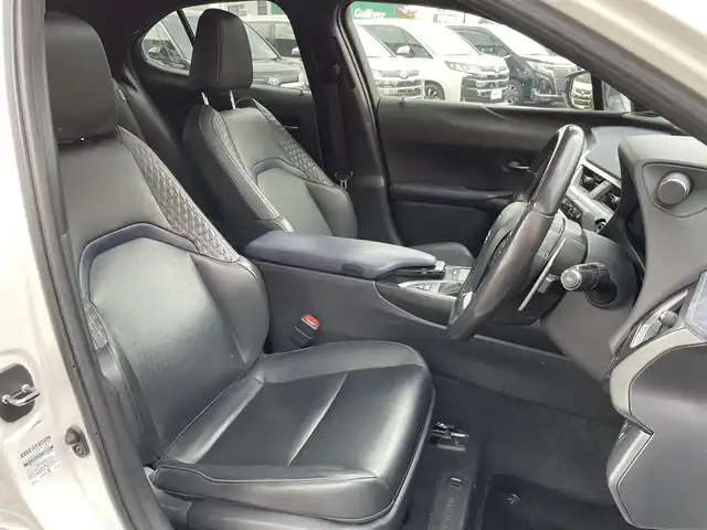 レクサス ＵＸ 250h アーバンエレガンス 東京都 2020(令2)年 8.5万km ソニッククォーツ サンルーフ/純正メモリナビ/CD/DVD/BT/USB/AUX/フルセグTV/・プリクラッシュセーフティ/・レーントレーシングアシスト/・レーダークルーズコントロール/パノラミックビューモニター/パワーバックドア/LEDオートライト/フォグランプ/運転席/助手席パワーシート/シートヒーター/純正18インチアルミホイール/コーナーセンサー/パドルシフト/ルーフレール/ステアリングヒーター/スマートキー/ビルトインETC2.0