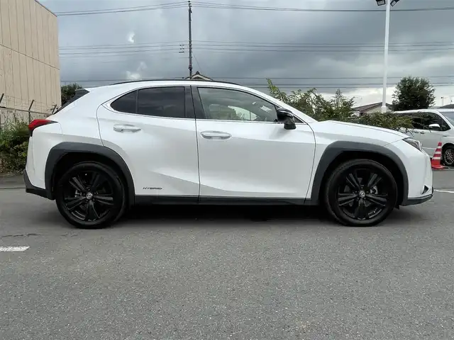 レクサス ＵＸ 250h アーバンエレガンス 東京都 2020(令2)年 8.5万km ソニッククォーツ サンルーフ/純正メモリナビ/CD/DVD/BT/USB/AUX/フルセグTV/・プリクラッシュセーフティ/・レーントレーシングアシスト/・レーダークルーズコントロール/パノラミックビューモニター/パワーバックドア/LEDオートライト/フォグランプ/運転席/助手席パワーシート/シートヒーター/純正18インチアルミホイール/コーナーセンサー/パドルシフト/ルーフレール/ステアリングヒーター/スマートキー/ビルトインETC2.0