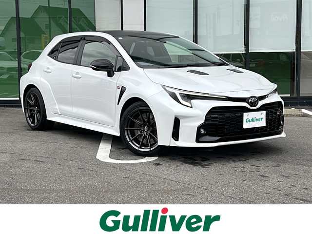 トヨタ ＧＲカローラ RZ 岐阜県 2023(令5)年 0.7万km プラチナホワイトパールマイカ 登録時走行距離6697km/純正１０．５型ナビ/フルセグＴＶ/ＪＢＬサウンド/バックカメラ/３本出しマフラー/オーバーフェンダー/ステアリングヒーター/ＧＲキャリパー/１．６Ｌ直列３気筒ターボエンジン/ハーフレザーシート/6速MT/4WD/シートヒーター/エアシート/USB/ETC/Blue tooth/プッシュスタート/スマートキー/ABS/横滑り防止装置/レーンキープアシスト/盗難防止装置/オートライト/LEDヘッドライト/エアバッグ/カーテンエアバッグ