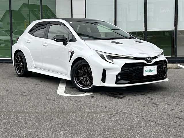 トヨタ ＧＲカローラ RZ 岐阜県 2023(令5)年 0.7万km プラチナホワイトパールマイカ 登録時走行距離6697km/純正１０．５型ナビ/フルセグＴＶ/ＪＢＬサウンド/バックカメラ/３本出しマフラー/オーバーフェンダー/ステアリングヒーター/ＧＲキャリパー/１．６Ｌ直列３気筒ターボエンジン/ハーフレザーシート/6速MT/4WD/シートヒーター/エアシート/USB/ETC/Blue tooth/プッシュスタート/スマートキー/ABS/横滑り防止装置/レーンキープアシスト/盗難防止装置/オートライト/LEDヘッドライト/エアバッグ/カーテンエアバッグ