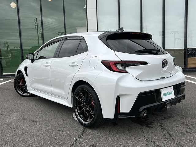 トヨタ ＧＲカローラ RZ 岐阜県 2023(令5)年 0.7万km プラチナホワイトパールマイカ 登録時走行距離6697km/純正１０．５型ナビ/フルセグＴＶ/ＪＢＬサウンド/バックカメラ/３本出しマフラー/オーバーフェンダー/ステアリングヒーター/ＧＲキャリパー/１．６Ｌ直列３気筒ターボエンジン/ハーフレザーシート/6速MT/4WD/シートヒーター/エアシート/USB/ETC/Blue tooth/プッシュスタート/スマートキー/ABS/横滑り防止装置/レーンキープアシスト/盗難防止装置/オートライト/LEDヘッドライト/エアバッグ/カーテンエアバッグ