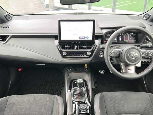 トヨタ ＧＲカローラ RZ 岐阜県 2023(令5)年 0.7万km プラチナホワイトパールマイカ 登録時走行距離6697km/純正１０．５型ナビ/フルセグＴＶ/ＪＢＬサウンド/バックカメラ/３本出しマフラー/オーバーフェンダー/ステアリングヒーター/ＧＲキャリパー/１．６Ｌ直列３気筒ターボエンジン/ハーフレザーシート/6速MT/4WD/シートヒーター/エアシート/USB/ETC/Blue tooth/プッシュスタート/スマートキー/ABS/横滑り防止装置/レーンキープアシスト/盗難防止装置/オートライト/LEDヘッドライト/エアバッグ/カーテンエアバッグ