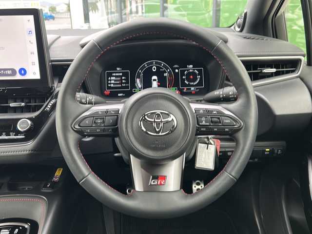 トヨタ ＧＲカローラ RZ 岐阜県 2023(令5)年 0.7万km プラチナホワイトパールマイカ 登録時走行距離6697km/純正１０．５型ナビ/フルセグＴＶ/ＪＢＬサウンド/バックカメラ/３本出しマフラー/オーバーフェンダー/ステアリングヒーター/ＧＲキャリパー/１．６Ｌ直列３気筒ターボエンジン/ハーフレザーシート/6速MT/4WD/シートヒーター/エアシート/USB/ETC/Blue tooth/プッシュスタート/スマートキー/ABS/横滑り防止装置/レーンキープアシスト/盗難防止装置/オートライト/LEDヘッドライト/エアバッグ/カーテンエアバッグ