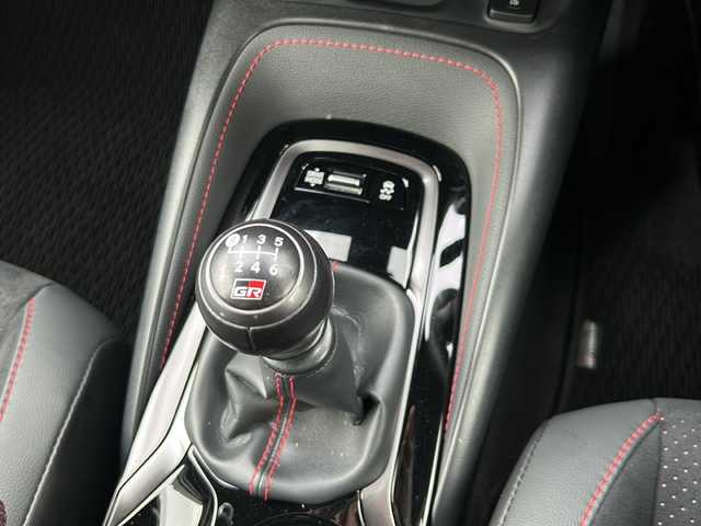 トヨタ ＧＲカローラ RZ 岐阜県 2023(令5)年 0.7万km プラチナホワイトパールマイカ 登録時走行距離6697km/純正１０．５型ナビ/フルセグＴＶ/ＪＢＬサウンド/バックカメラ/３本出しマフラー/オーバーフェンダー/ステアリングヒーター/ＧＲキャリパー/１．６Ｌ直列３気筒ターボエンジン/ハーフレザーシート/6速MT/4WD/シートヒーター/エアシート/USB/ETC/Blue tooth/プッシュスタート/スマートキー/ABS/横滑り防止装置/レーンキープアシスト/盗難防止装置/オートライト/LEDヘッドライト/エアバッグ/カーテンエアバッグ