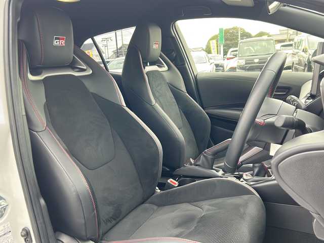 トヨタ ＧＲカローラ RZ 岐阜県 2023(令5)年 0.7万km プラチナホワイトパールマイカ 登録時走行距離6697km/純正１０．５型ナビ/フルセグＴＶ/ＪＢＬサウンド/バックカメラ/３本出しマフラー/オーバーフェンダー/ステアリングヒーター/ＧＲキャリパー/１．６Ｌ直列３気筒ターボエンジン/ハーフレザーシート/6速MT/4WD/シートヒーター/エアシート/USB/ETC/Blue tooth/プッシュスタート/スマートキー/ABS/横滑り防止装置/レーンキープアシスト/盗難防止装置/オートライト/LEDヘッドライト/エアバッグ/カーテンエアバッグ