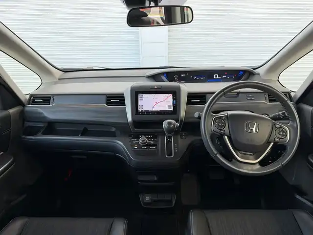 ホンダ フリード G ホンダセンシング 高知県 2017(平29)年 3.3万km ホワイトオーキッドパール 純正ナビ/Bluetooth接続/ETC/バックカメラ/後席用モニター/フルセグテレビ/三列シート/純正フロアマット/純正15インチアルミホイール/両側パワースライドドア/横滑り防止装置/盗難防止装置/衝突被害軽減システム/レーンキープアシスト/オートライト/運転席＋助手席エアバッグ