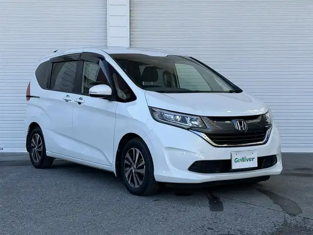 ホンダ フリード G ホンダセンシング 高知県 2017(平29)年 3.3万km ホワイトオーキッドパール 純正ナビ/Bluetooth接続/ETC/バックカメラ/後席用モニター/フルセグテレビ/三列シート/純正フロアマット/純正15インチアルミホイール/両側パワースライドドア/横滑り防止装置/盗難防止装置/衝突被害軽減システム/レーンキープアシスト/オートライト/運転席＋助手席エアバッグ