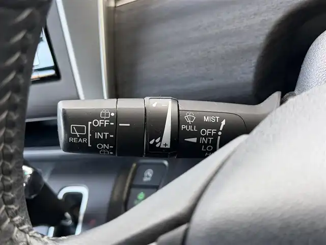 ホンダ フリード G ホンダセンシング 高知県 2017(平29)年 3.3万km ホワイトオーキッドパール 純正ナビ/Bluetooth接続/ETC/バックカメラ/後席用モニター/フルセグテレビ/三列シート/純正フロアマット/純正15インチアルミホイール/両側パワースライドドア/横滑り防止装置/盗難防止装置/衝突被害軽減システム/レーンキープアシスト/オートライト/運転席＋助手席エアバッグ