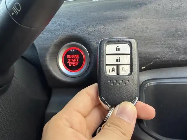 ホンダ フリード G ホンダセンシング 高知県 2017(平29)年 3.3万km ホワイトオーキッドパール 純正ナビ/Bluetooth接続/ETC/バックカメラ/後席用モニター/フルセグテレビ/三列シート/純正フロアマット/純正15インチアルミホイール/両側パワースライドドア/横滑り防止装置/盗難防止装置/衝突被害軽減システム/レーンキープアシスト/オートライト/運転席＋助手席エアバッグ