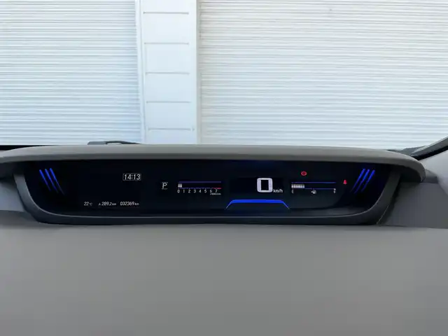 ホンダ フリード G ホンダセンシング 高知県 2017(平29)年 3.3万km ホワイトオーキッドパール 純正ナビ/Bluetooth接続/ETC/バックカメラ/後席用モニター/フルセグテレビ/三列シート/純正フロアマット/純正15インチアルミホイール/両側パワースライドドア/横滑り防止装置/盗難防止装置/衝突被害軽減システム/レーンキープアシスト/オートライト/運転席＋助手席エアバッグ