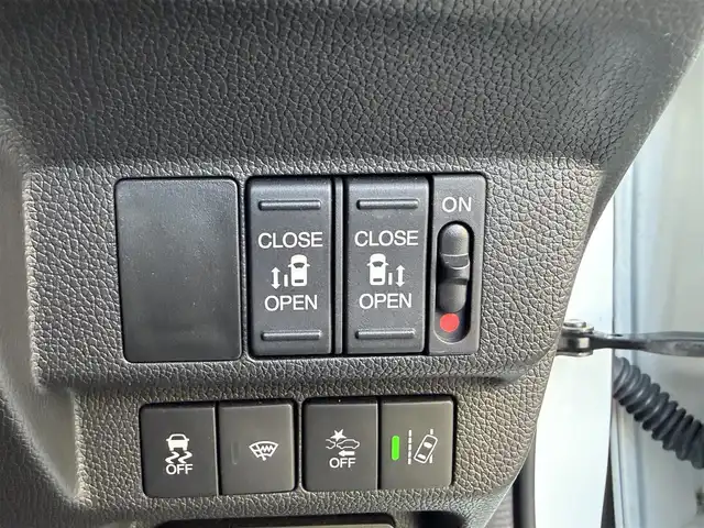 ホンダ フリード G ホンダセンシング 高知県 2017(平29)年 3.3万km ホワイトオーキッドパール 純正ナビ/Bluetooth接続/ETC/バックカメラ/後席用モニター/フルセグテレビ/三列シート/純正フロアマット/純正15インチアルミホイール/両側パワースライドドア/横滑り防止装置/盗難防止装置/衝突被害軽減システム/レーンキープアシスト/オートライト/運転席＋助手席エアバッグ