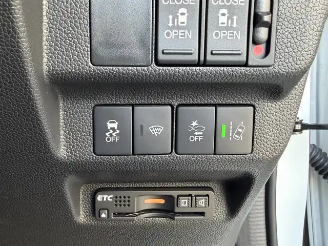 ホンダ フリード G ホンダセンシング 高知県 2017(平29)年 3.3万km ホワイトオーキッドパール 純正ナビ/Bluetooth接続/ETC/バックカメラ/後席用モニター/フルセグテレビ/三列シート/純正フロアマット/純正15インチアルミホイール/両側パワースライドドア/横滑り防止装置/盗難防止装置/衝突被害軽減システム/レーンキープアシスト/オートライト/運転席＋助手席エアバッグ