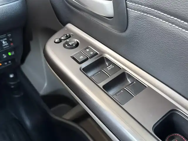 ホンダ フリード G ホンダセンシング 高知県 2017(平29)年 3.3万km ホワイトオーキッドパール 純正ナビ/Bluetooth接続/ETC/バックカメラ/後席用モニター/フルセグテレビ/三列シート/純正フロアマット/純正15インチアルミホイール/両側パワースライドドア/横滑り防止装置/盗難防止装置/衝突被害軽減システム/レーンキープアシスト/オートライト/運転席＋助手席エアバッグ