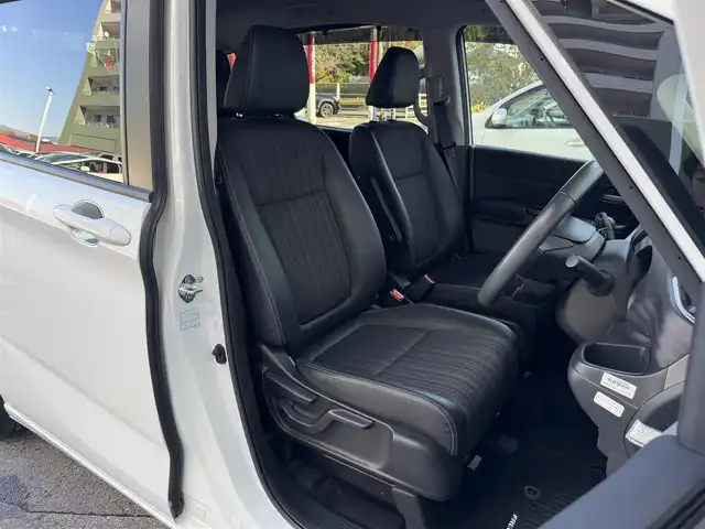 ホンダ フリード G ホンダセンシング 高知県 2017(平29)年 3.3万km ホワイトオーキッドパール 純正ナビ/Bluetooth接続/ETC/バックカメラ/後席用モニター/フルセグテレビ/三列シート/純正フロアマット/純正15インチアルミホイール/両側パワースライドドア/横滑り防止装置/盗難防止装置/衝突被害軽減システム/レーンキープアシスト/オートライト/運転席＋助手席エアバッグ