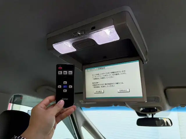 ホンダ フリード G ホンダセンシング 高知県 2017(平29)年 3.3万km ホワイトオーキッドパール 純正ナビ/Bluetooth接続/ETC/バックカメラ/後席用モニター/フルセグテレビ/三列シート/純正フロアマット/純正15インチアルミホイール/両側パワースライドドア/横滑り防止装置/盗難防止装置/衝突被害軽減システム/レーンキープアシスト/オートライト/運転席＋助手席エアバッグ