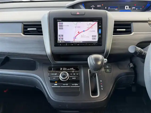 ホンダ フリード G ホンダセンシング 高知県 2017(平29)年 3.3万km ホワイトオーキッドパール 純正ナビ/Bluetooth接続/ETC/バックカメラ/後席用モニター/フルセグテレビ/三列シート/純正フロアマット/純正15インチアルミホイール/両側パワースライドドア/横滑り防止装置/盗難防止装置/衝突被害軽減システム/レーンキープアシスト/オートライト/運転席＋助手席エアバッグ