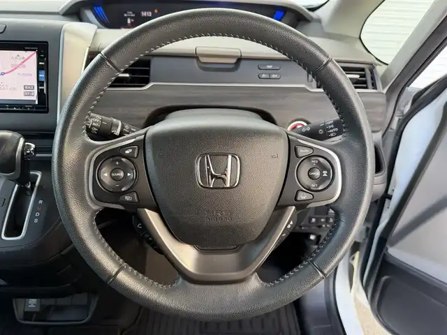 ホンダ フリード G ホンダセンシング 高知県 2017(平29)年 3.3万km ホワイトオーキッドパール 純正ナビ/Bluetooth接続/ETC/バックカメラ/後席用モニター/フルセグテレビ/三列シート/純正フロアマット/純正15インチアルミホイール/両側パワースライドドア/横滑り防止装置/盗難防止装置/衝突被害軽減システム/レーンキープアシスト/オートライト/運転席＋助手席エアバッグ