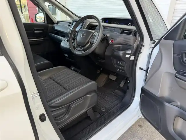 ホンダ フリード G ホンダセンシング 高知県 2017(平29)年 3.3万km ホワイトオーキッドパール 純正ナビ/Bluetooth接続/ETC/バックカメラ/後席用モニター/フルセグテレビ/三列シート/純正フロアマット/純正15インチアルミホイール/両側パワースライドドア/横滑り防止装置/盗難防止装置/衝突被害軽減システム/レーンキープアシスト/オートライト/運転席＋助手席エアバッグ