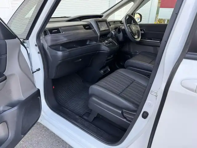 ホンダ フリード G ホンダセンシング 高知県 2017(平29)年 3.3万km ホワイトオーキッドパール 純正ナビ/Bluetooth接続/ETC/バックカメラ/後席用モニター/フルセグテレビ/三列シート/純正フロアマット/純正15インチアルミホイール/両側パワースライドドア/横滑り防止装置/盗難防止装置/衝突被害軽減システム/レーンキープアシスト/オートライト/運転席＋助手席エアバッグ