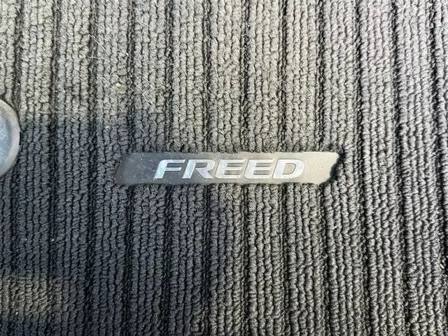 ホンダ フリード G ホンダセンシング 高知県 2017(平29)年 3.3万km ホワイトオーキッドパール 純正ナビ/Bluetooth接続/ETC/バックカメラ/後席用モニター/フルセグテレビ/三列シート/純正フロアマット/純正15インチアルミホイール/両側パワースライドドア/横滑り防止装置/盗難防止装置/衝突被害軽減システム/レーンキープアシスト/オートライト/運転席＋助手席エアバッグ