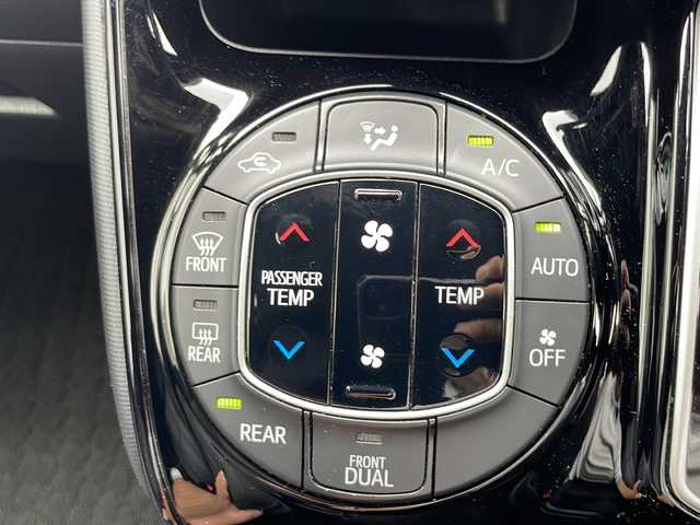 トヨタ ヴォクシー ZS 兵庫県 2018(平30)年 8.4万km ブラック 保証書・取説・有/社外SDナビ・フルセグ・BT・CD・DVD・FM・AM/バックカメラ/前方ドライブレコーダー/ETC/衝突被害軽減ブレーキ/車線逸脱防止支援システム/クルーズコントロール/アイドリングストップ/片側パワースライドドア/プッシュスタート/スマートキー×2/純正フロアマット/純正ドアバイザー
