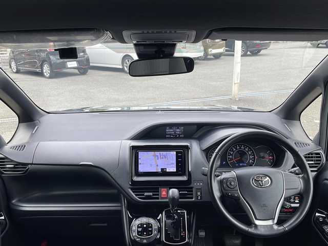 トヨタ ヴォクシー ZS 兵庫県 2018(平30)年 8.4万km ブラック 保証書・取説・有/社外SDナビ・フルセグ・BT・CD・DVD・FM・AM/バックカメラ/前方ドライブレコーダー/ETC/衝突被害軽減ブレーキ/車線逸脱防止支援システム/クルーズコントロール/アイドリングストップ/片側パワースライドドア/プッシュスタート/スマートキー×2/純正フロアマット/純正ドアバイザー