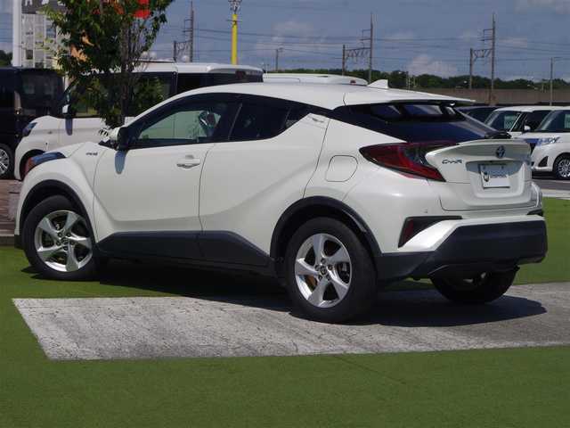 トヨタ Ｃ－ＨＲ S LEDパッケージ 千葉県 2018(平30)年 6.4万km ホワイトパールクリスタルシャイン Toyota Safety Sense/・プリクラッシュセーフティ/・レーンディパーチャーアラート/・オートハイビーム/・レーダークルーズコントロール/純正SDナビ/地デジTV/【DVD/CD再生機能　Bluetooth接続】/バックカメラ/ドライブレコーダー/革巻きステアリング/ETC/LEDヘッドライト/ウインカーミラー/クリアランスソナー/純正17インチアルミホイル/サイド/カーテンエアバッグ/スマートキー