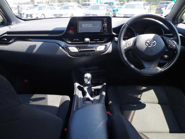 トヨタ Ｃ－ＨＲ S LEDパッケージ 千葉県 2018(平30)年 6.4万km ホワイトパールクリスタルシャイン Toyota Safety Sense/・プリクラッシュセーフティ/・レーンディパーチャーアラート/・オートハイビーム/・レーダークルーズコントロール/純正SDナビ/地デジTV/【DVD/CD再生機能　Bluetooth接続】/バックカメラ/ドライブレコーダー/革巻きステアリング/ETC/LEDヘッドライト/ウインカーミラー/クリアランスソナー/純正17インチアルミホイル/サイド/カーテンエアバッグ/スマートキー