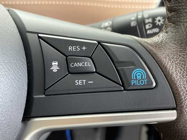 日産 セレナ e－パワー ハイウェイスター V 鹿児島県 2018(平30)年 7.6万km ダイヤモンドブラック 純正9インチナビ/（AM/FM/CD/DVD/Bluetooth/フルセグ）/フリップダウンモニター/プロパイロット/アラウンドビューモニター/デジタルインナーミラー/両側パワースライドドア/ETC2.0/セーフティパックB/オートホールド/電子パーキング/ハーフレザーシート/パーキングアシスト/純正ドライブレコーダー/スマートキー/LEDヘッドライト/オートライト/オートハイビーム