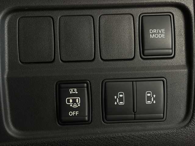 日産 セレナ e－パワー ハイウェイスター V 鹿児島県 2018(平30)年 7.6万km ダイヤモンドブラック 純正9インチナビ/（AM/FM/CD/DVD/Bluetooth/フルセグ）/フリップダウンモニター/プロパイロット/アラウンドビューモニター/デジタルインナーミラー/両側パワースライドドア/ETC2.0/セーフティパックB/オートホールド/電子パーキング/ハーフレザーシート/パーキングアシスト/純正ドライブレコーダー/スマートキー/LEDヘッドライト/オートライト/オートハイビーム