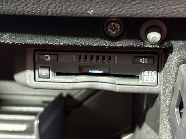 レクサス ＩＳ 300h Fスポーツ 神奈川県 2023(令5)年 2万km ホワイトノーヴァガラスフレーク レクサスセーフティシステム＋/純正メーカーナビ/・BT/フルセグTV/CD/DVD/SD/USB/AUX/パノラミックビューモニター/レザーシート/パワーシート(D/N)/メモリシート(D)/シートヒーター(D/N)/ベンチレーション(D/N)/革巻きステアリング/ステアリングスイッチ/パドルシフト/Autoライト/ビルトインETC2.0/ドライブレコーダー/SPORT/SPORT＋モード/EV/SNOWモード/電動サイドブレーキ/オートブレーキホールド/BSM/三眼LEDヘッドライト/フォグランプ/スマートキー/プッシュスタートボタン/電動格納ミラー/ウィンカーミラー/純正フロアマット/純正19インチアルミホイール