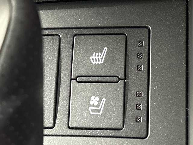 レクサス ＩＳ 300h Fスポーツ 神奈川県 2023(令5)年 2万km ホワイトノーヴァガラスフレーク レクサスセーフティシステム＋/純正メーカーナビ/・BT/フルセグTV/CD/DVD/SD/USB/AUX/パノラミックビューモニター/レザーシート/パワーシート(D/N)/メモリシート(D)/シートヒーター(D/N)/ベンチレーション(D/N)/革巻きステアリング/ステアリングスイッチ/パドルシフト/Autoライト/ビルトインETC2.0/ドライブレコーダー/SPORT/SPORT＋モード/EV/SNOWモード/電動サイドブレーキ/オートブレーキホールド/BSM/三眼LEDヘッドライト/フォグランプ/スマートキー/プッシュスタートボタン/電動格納ミラー/ウィンカーミラー/純正フロアマット/純正19インチアルミホイール