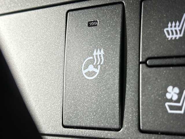 レクサス ＩＳ 300h Fスポーツ 神奈川県 2023(令5)年 2万km ホワイトノーヴァガラスフレーク レクサスセーフティシステム＋/純正メーカーナビ/・BT/フルセグTV/CD/DVD/SD/USB/AUX/パノラミックビューモニター/レザーシート/パワーシート(D/N)/メモリシート(D)/シートヒーター(D/N)/ベンチレーション(D/N)/革巻きステアリング/ステアリングスイッチ/パドルシフト/Autoライト/ビルトインETC2.0/ドライブレコーダー/SPORT/SPORT＋モード/EV/SNOWモード/電動サイドブレーキ/オートブレーキホールド/BSM/三眼LEDヘッドライト/フォグランプ/スマートキー/プッシュスタートボタン/電動格納ミラー/ウィンカーミラー/純正フロアマット/純正19インチアルミホイール