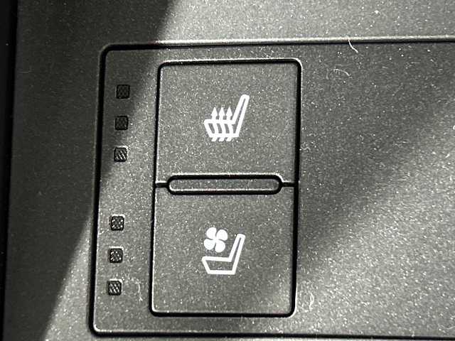 レクサス ＩＳ 300h Fスポーツ 神奈川県 2023(令5)年 2万km ホワイトノーヴァガラスフレーク レクサスセーフティシステム＋/純正メーカーナビ/・BT/フルセグTV/CD/DVD/SD/USB/AUX/パノラミックビューモニター/レザーシート/パワーシート(D/N)/メモリシート(D)/シートヒーター(D/N)/ベンチレーション(D/N)/革巻きステアリング/ステアリングスイッチ/パドルシフト/Autoライト/ビルトインETC2.0/ドライブレコーダー/SPORT/SPORT＋モード/EV/SNOWモード/電動サイドブレーキ/オートブレーキホールド/BSM/三眼LEDヘッドライト/フォグランプ/スマートキー/プッシュスタートボタン/電動格納ミラー/ウィンカーミラー/純正フロアマット/純正19インチアルミホイール