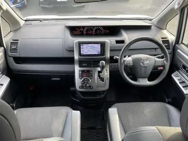 トヨタ ヴォクシー ZS 煌Ⅲ 東京都 2012(平24)年 9.1万km ホワイトパールクリスタルシャイン (株)IDOMが運営する【じしゃロン昭島店】の自社ローン専用車両になります。こちらは現金またはオートローンご利用時の価格です。自社ローンご希望の方は別途その旨お申付け下さい/ディーラーOPナビ/BT、ワンセグTV、SD、DVD/ETC付き/両側パワースライド/ハーフレザーシート/電動格納ミラー/純正フロアマット/キセノンライト