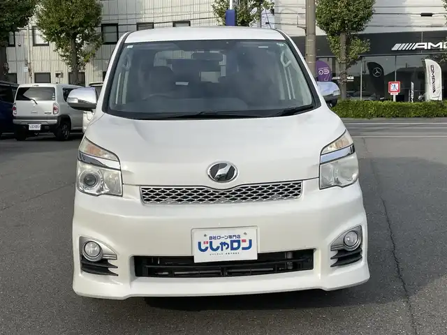 トヨタ ヴォクシー ZS 煌Ⅲ 東京都 2012(平24)年 9.1万km ホワイトパールクリスタルシャイン (株)IDOMが運営する【じしゃロン昭島店】の自社ローン専用車両になります。こちらは現金またはオートローンご利用時の価格です。自社ローンご希望の方は別途その旨お申付け下さい/ディーラーOPナビ/BT、ワンセグTV、SD、DVD/ETC付き/両側パワースライド/ハーフレザーシート/電動格納ミラー/純正フロアマット/キセノンライト